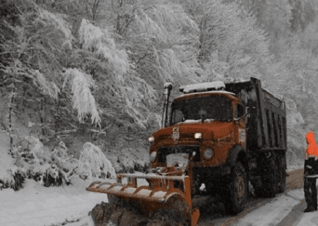 برف راه ۳۷۰ روستای استان را مسدود کرد