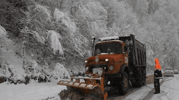 برف راه ۳۷۰ روستای استان را مسدود کرد