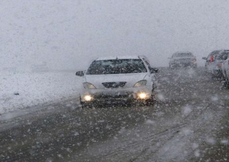 امدادرسانی به ۴۰ خودروی گرفتار در برف در سراب