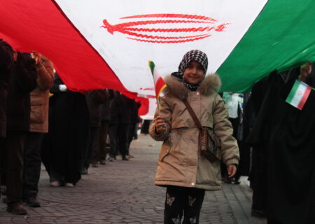 نماهنگ بسوز ای سعی باطل پرچم ایران نمی‌سوزد