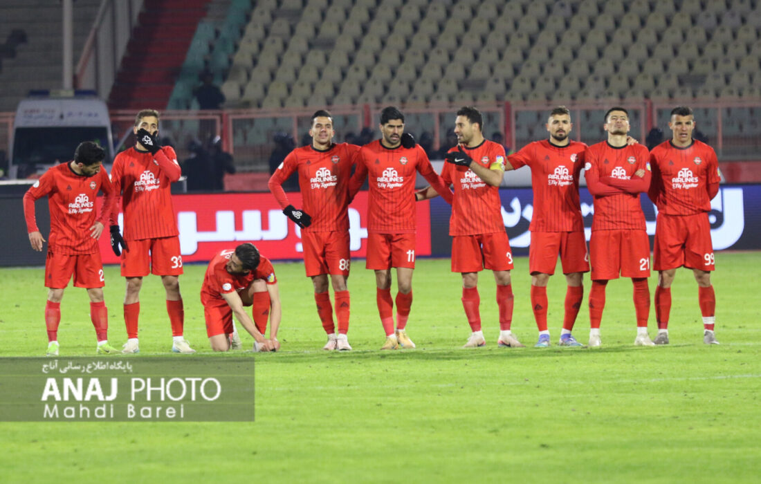 حرکت چراغ خاموش تراکتور در بازار زمستانی