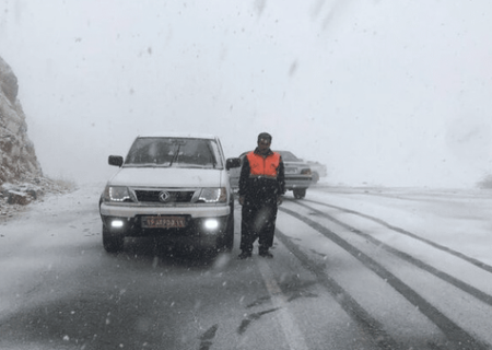 تلاش نیروهای راهداری برای بازگشایی محورهای ورزقان