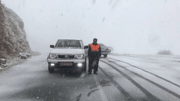 تلاش نیروهای راهداری برای بازگشایی محورهای ورزقان