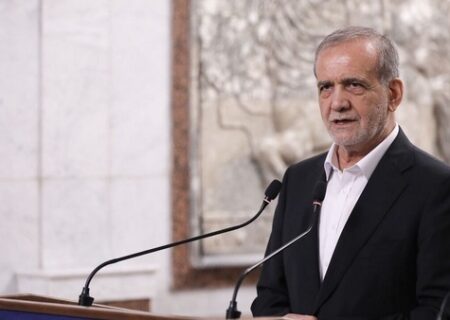 باید مشکل معیشت مردم را حل کنیم