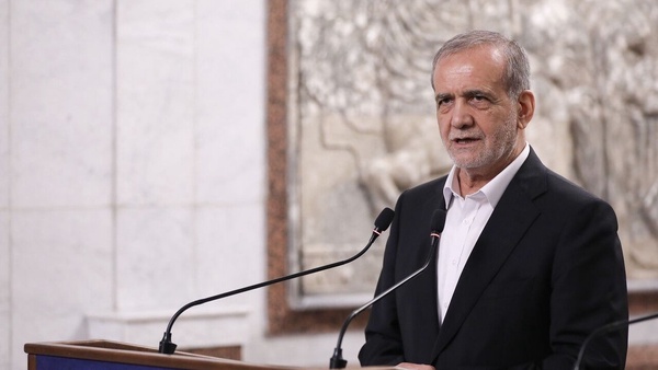 باید مشکل معیشت مردم را حل کنیم