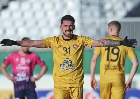 لوشکیا و تکرار طلایی با پیراهن زرد تراکتور