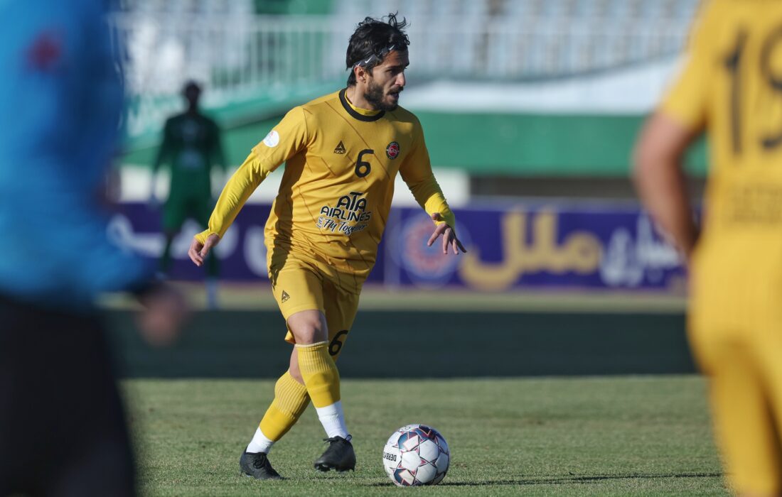 هافبک ریزنقش با پیراهن تراکتور بازگشت